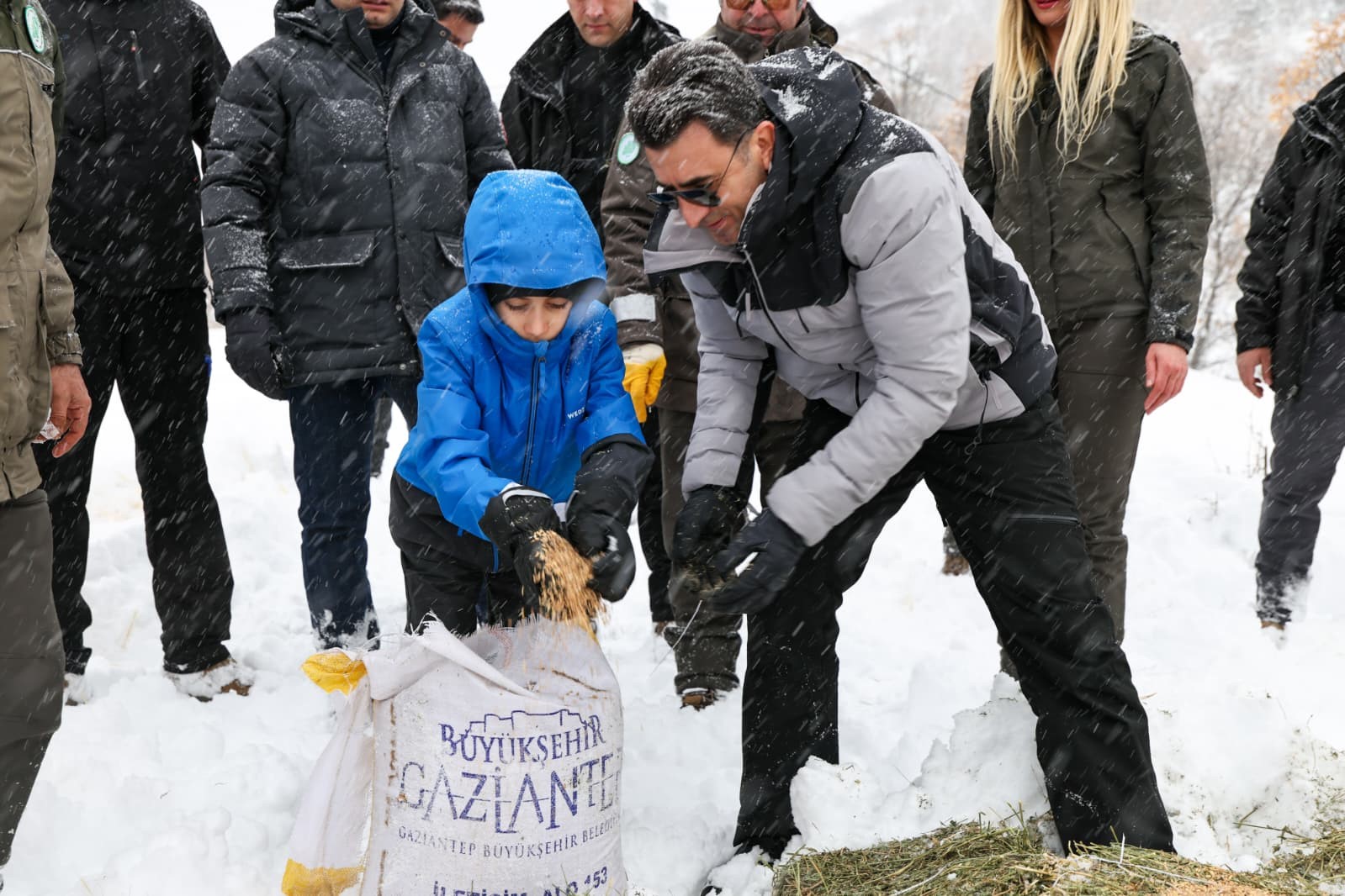 Vali Aygöl, yaban hayvanları için kolları sıvadı
