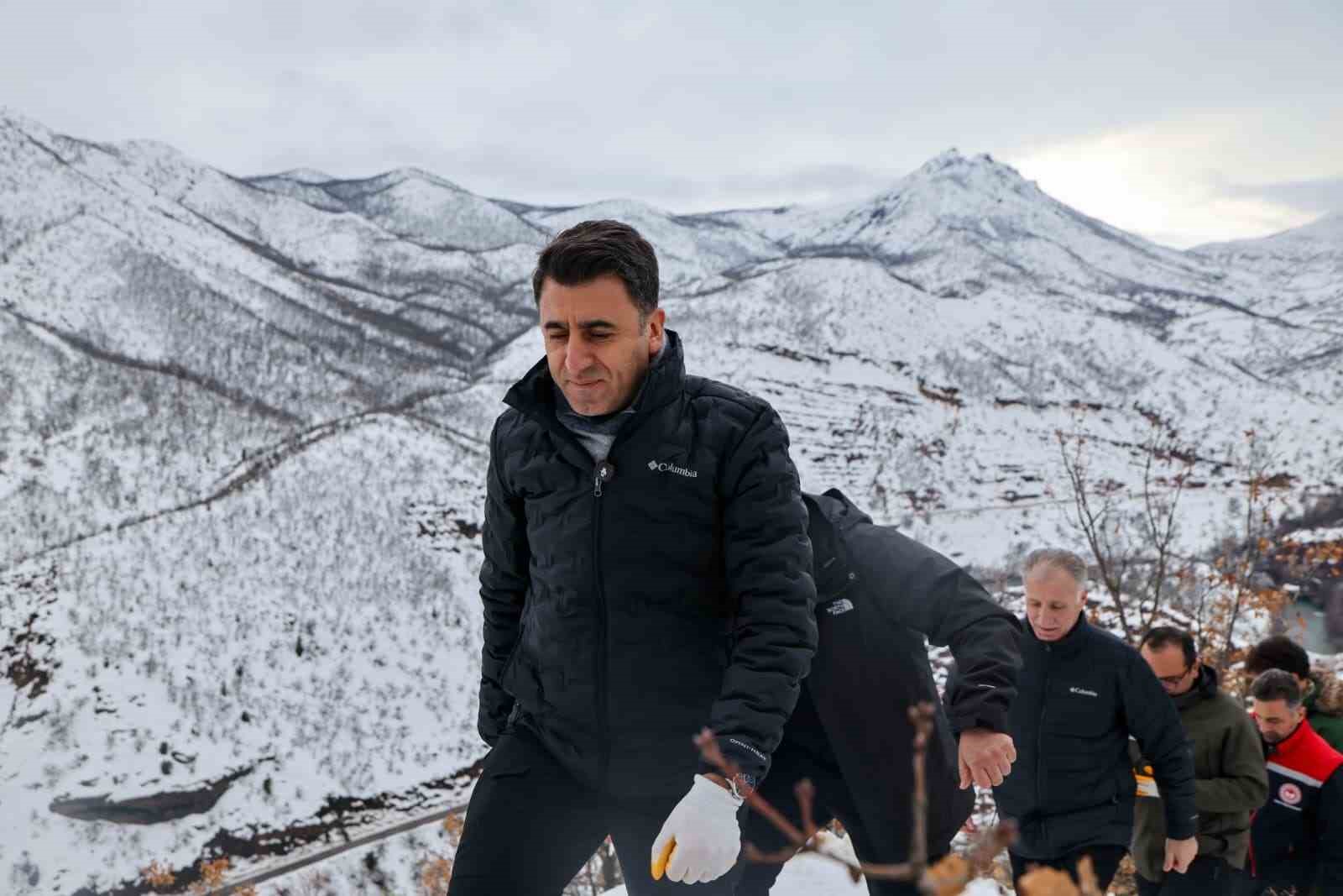 Vali Aygöl, yaban hayvanları için sahada
