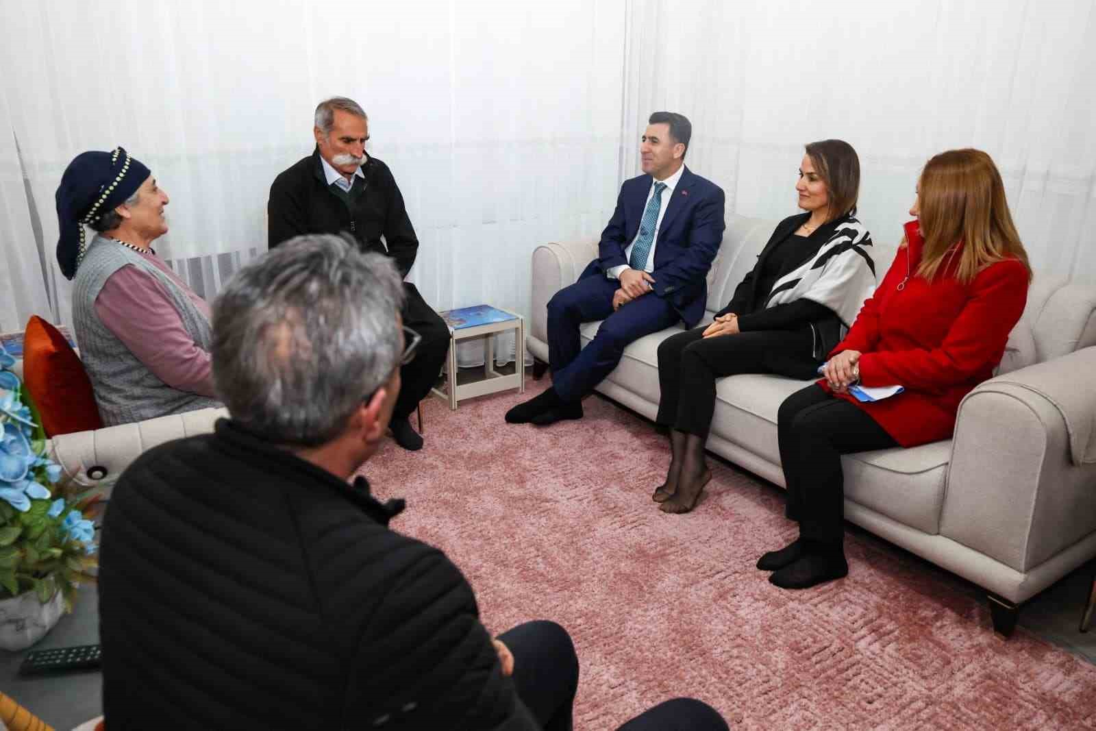 Vali Aygöl’den üç kuşağı buluşturan aileye ziyaret
