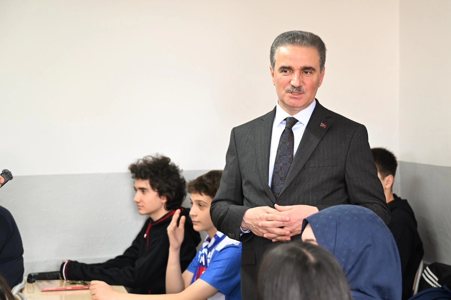 Vali Baruş, lise öğrencileriyle buluştu
