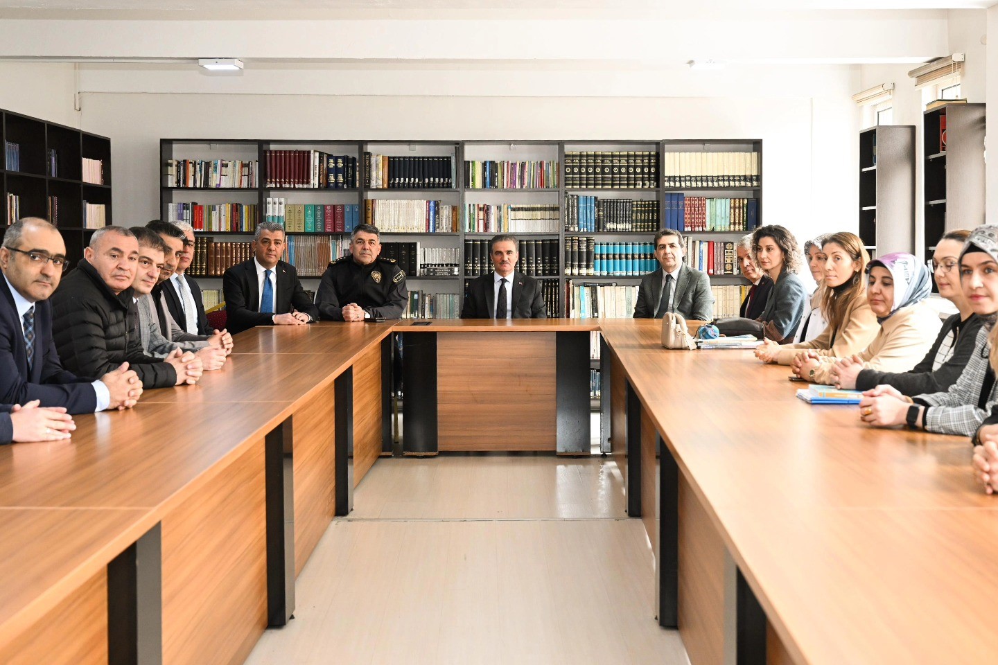 Vali Baruş, lise öğrencileriyle buluştu
