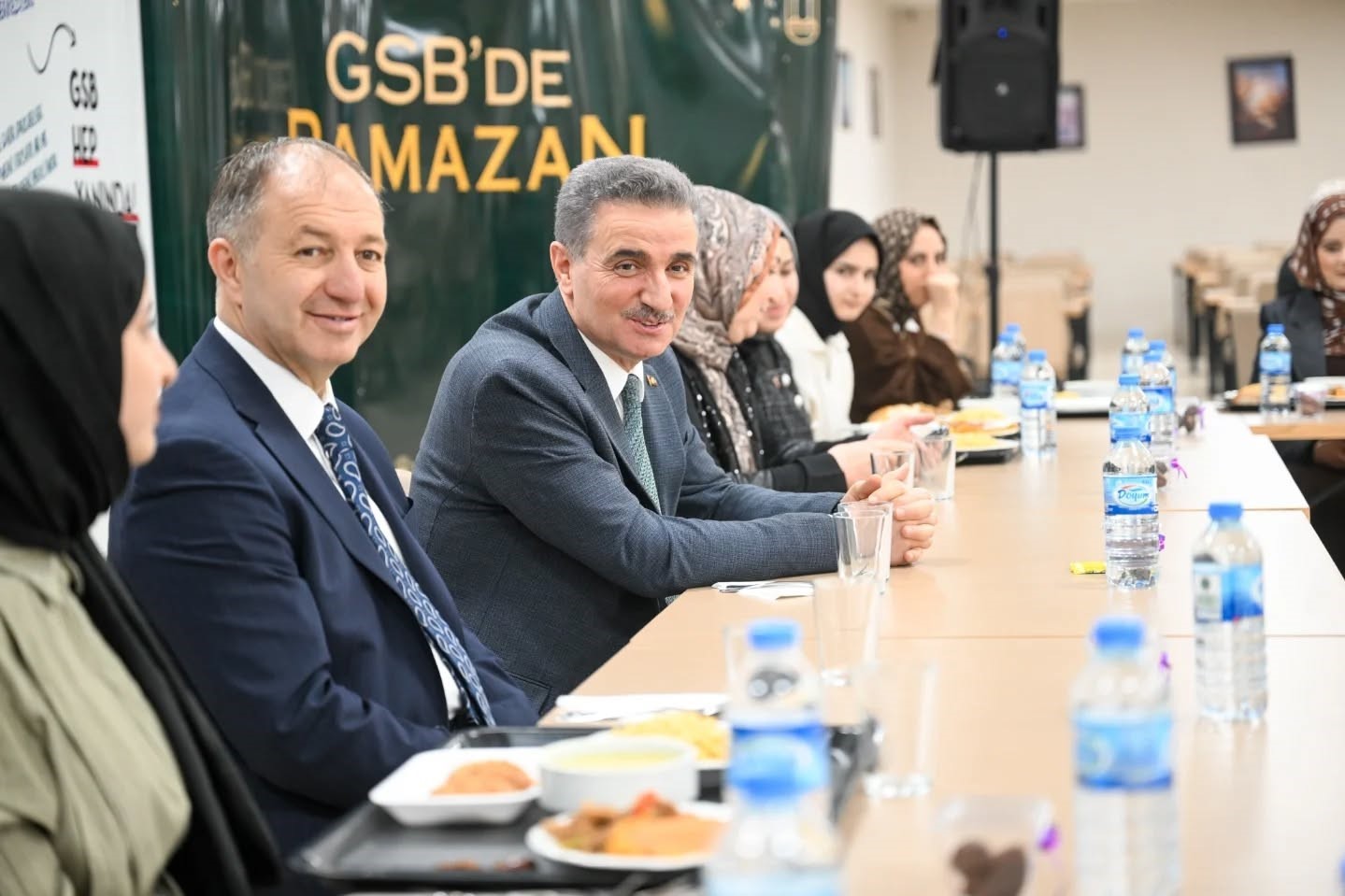 Vali Baruş  öğrencilerle iftar etti
