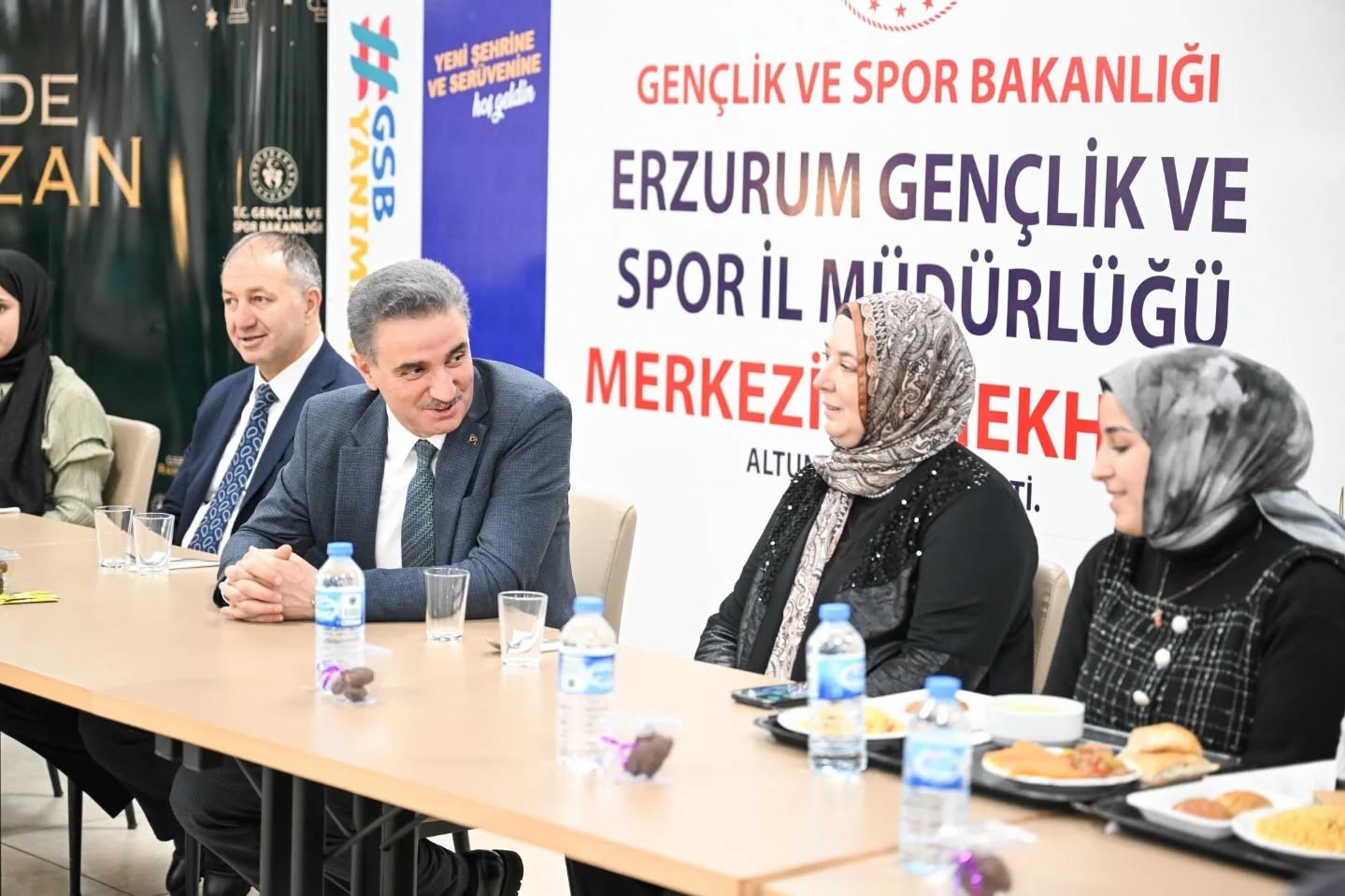 Vali Baruş  öğrencilerle iftar etti
