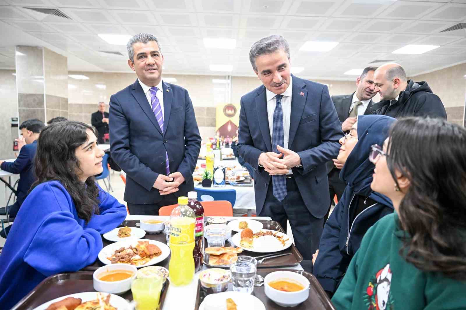 Vali Baruş öğrencilerle iftar yaptı
