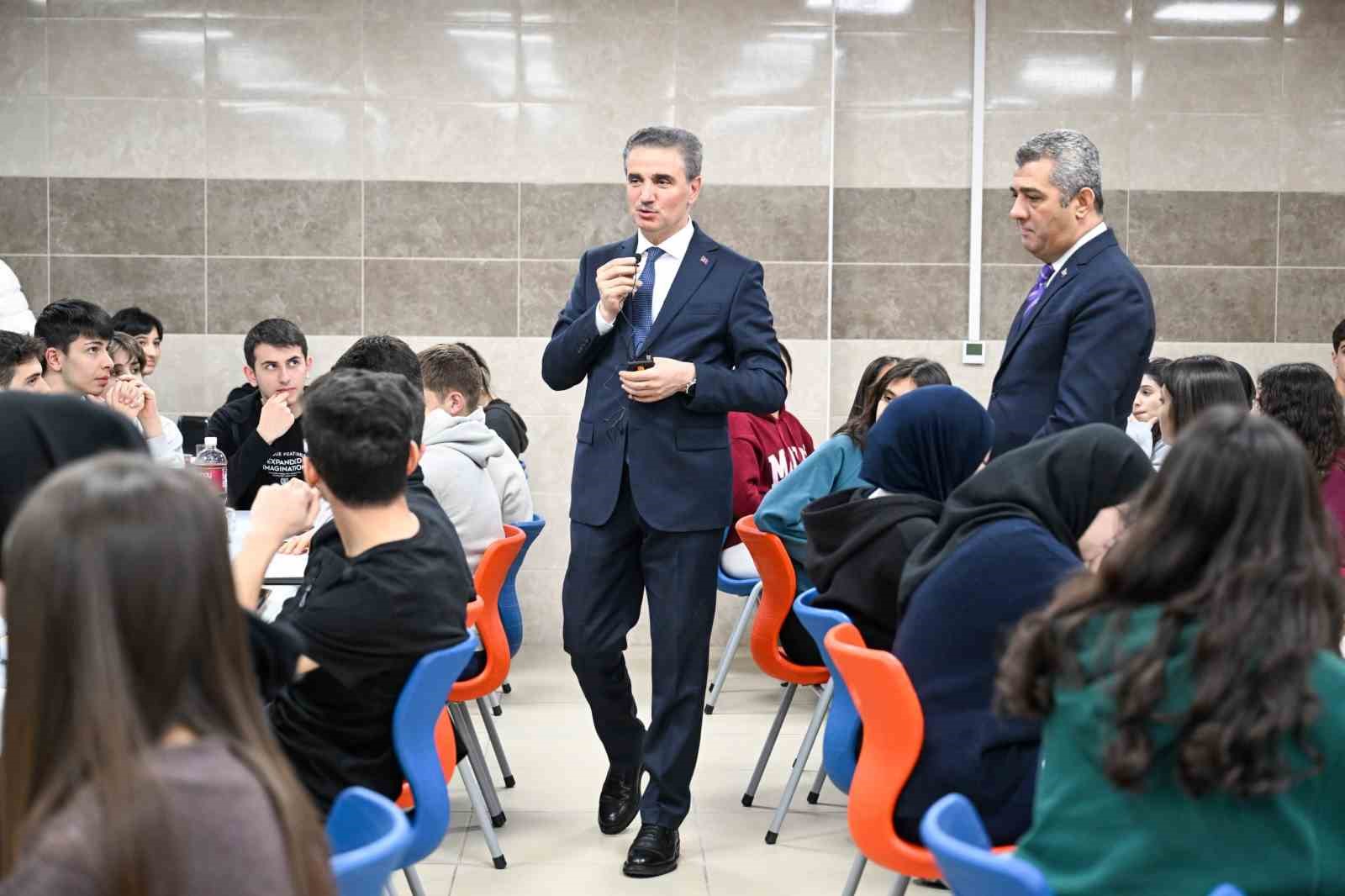 Vali Baruş öğrencilerle iftar yaptı
