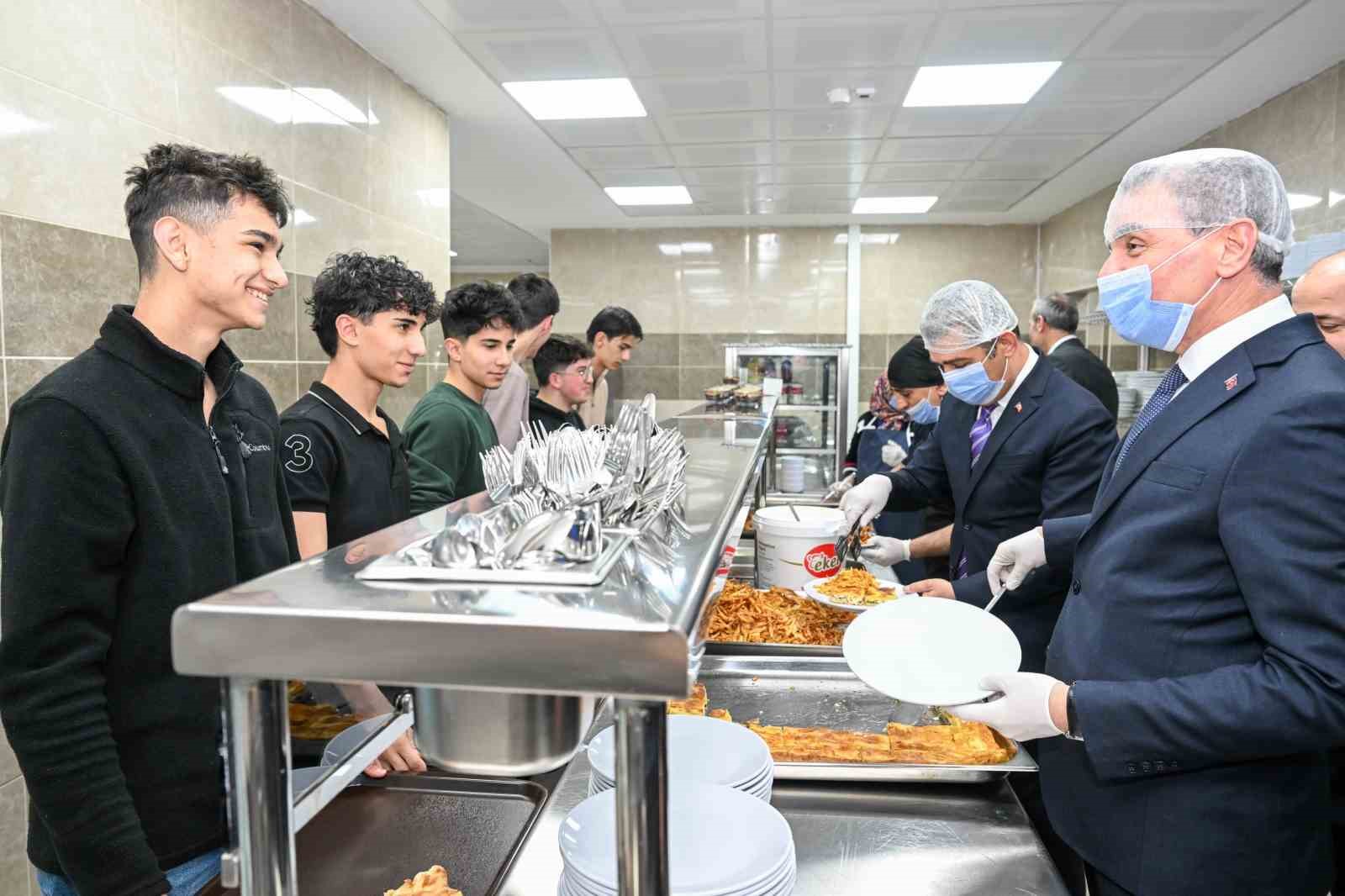 Vali Baruş öğrencilerle iftar yaptı
