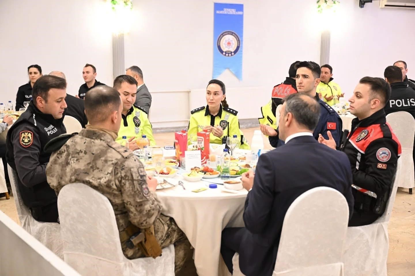 Vali Baruş, polis evinde iftar programında emniyet mensupları ile bir araya geldi
