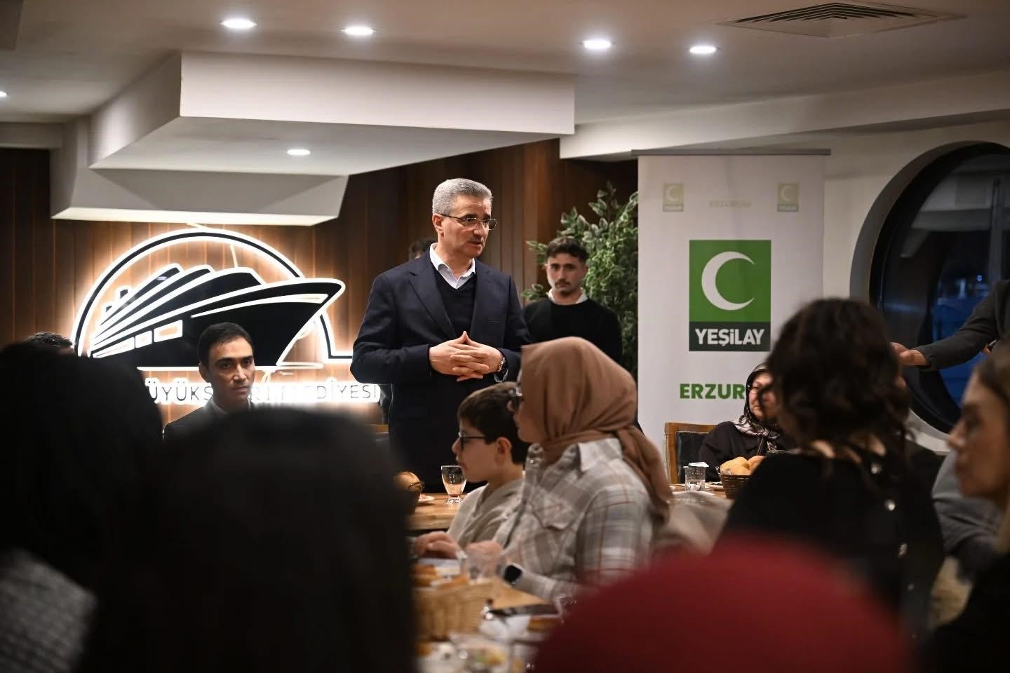 Vali Baruş, Yeşilay’ın iftar programına katıldı
