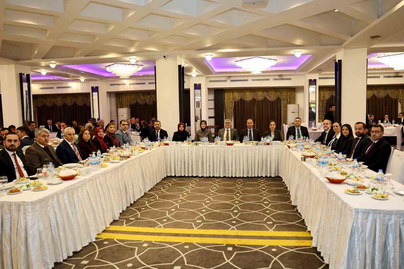 Vali Cahit Çelik için veda yemeği düzenlendi
