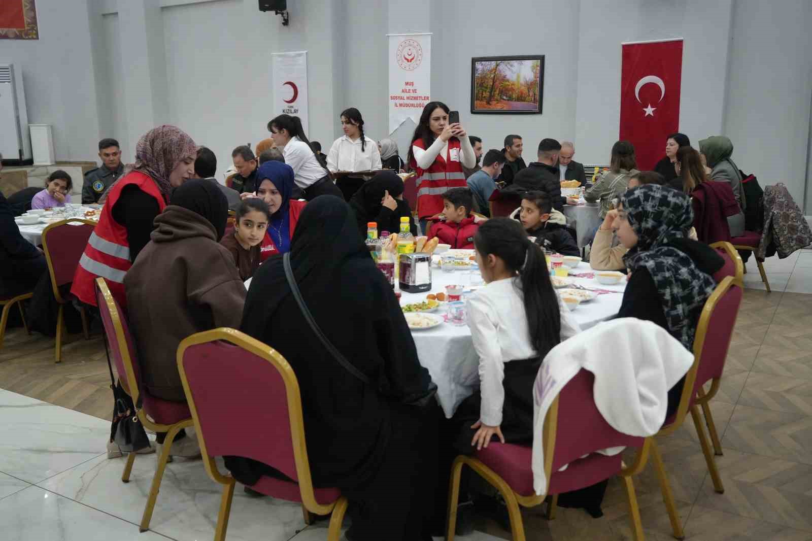 Vali Çakır, Dünya Yetimler Günü’nde koruyucu aileler ve çocuklarla iftarda buluştu
