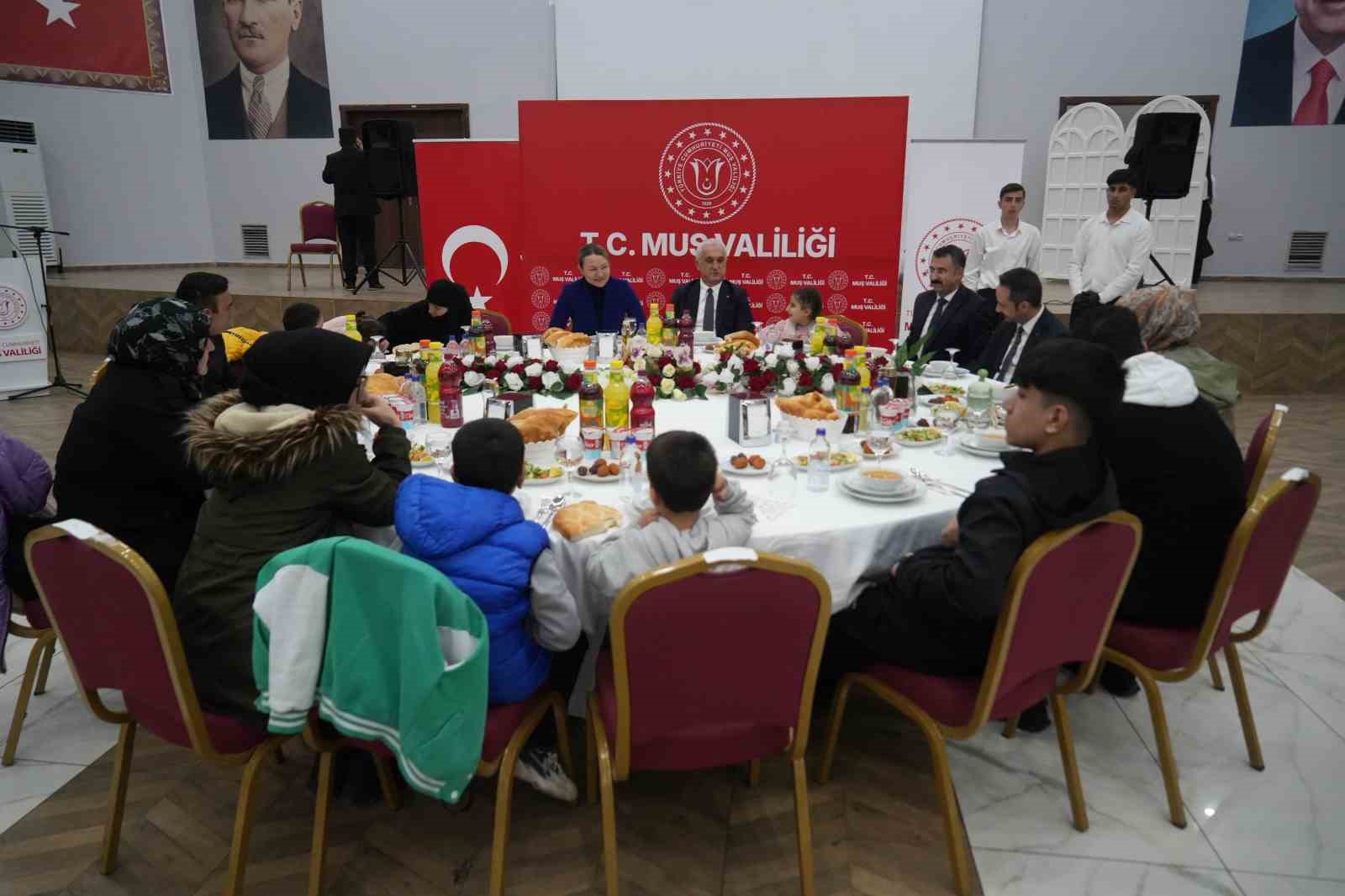 Vali Çakır, Dünya Yetimler Günü’nde koruyucu aileler ve çocuklarla iftarda buluştu
