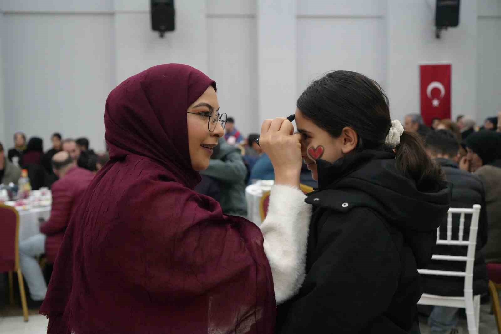 Vali Çakır, Dünya Yetimler Günü’nde koruyucu aileler ve çocuklarla iftarda buluştu
