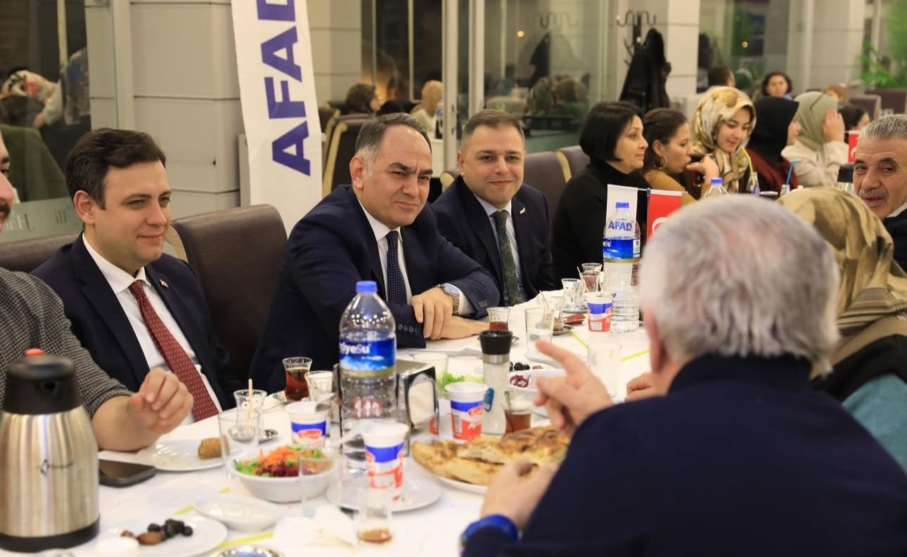 Vali Çakırtaş depremzedelerle iftarda buluştu
