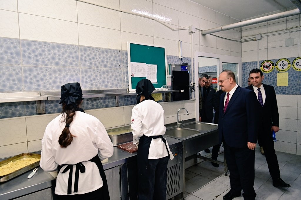 Vali Canbolat’tan mesleki eğitime yakın takip
