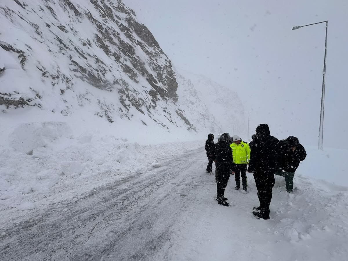 Vali Çelik’ten çığ uyarısı: "Zorunlu olmadıkça dışarı çıkmayın"
