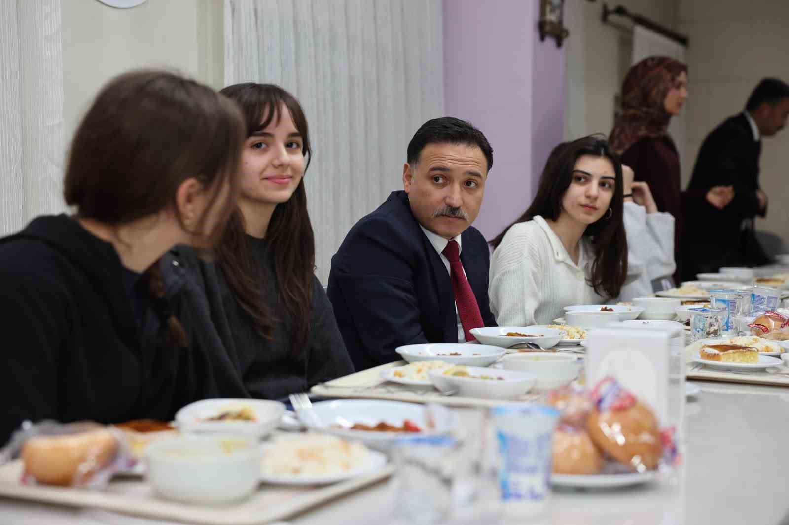 Vali Çiçek, öğrencilerle iftar yaptı
