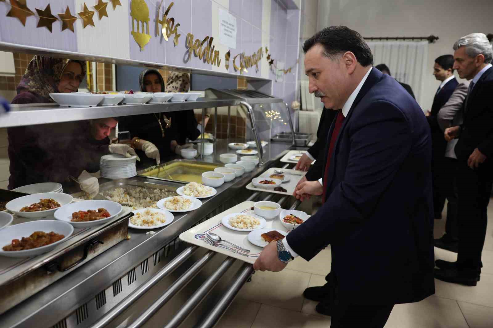 Vali Çiçek, öğrencilerle iftar yaptı
