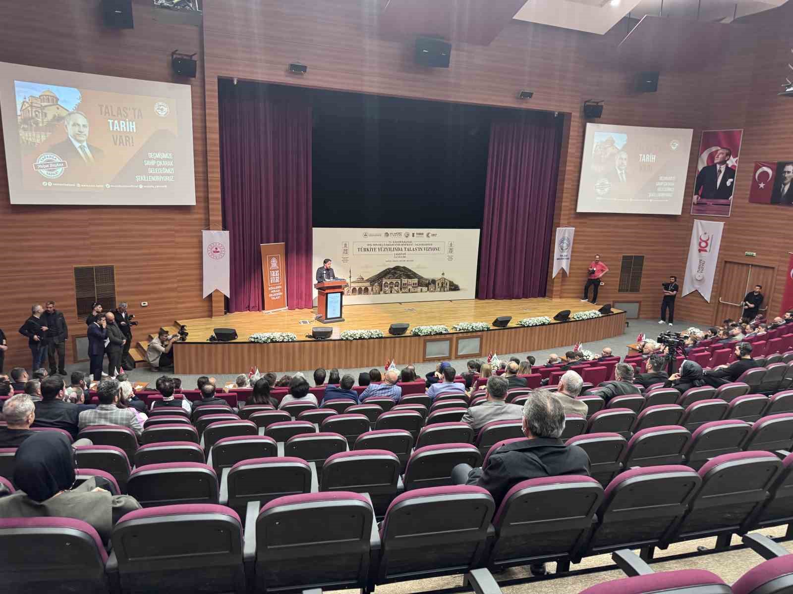 Vali Çiçek: "Talas, neresine giderseniz gidin sizinle konuşan bir yer"
