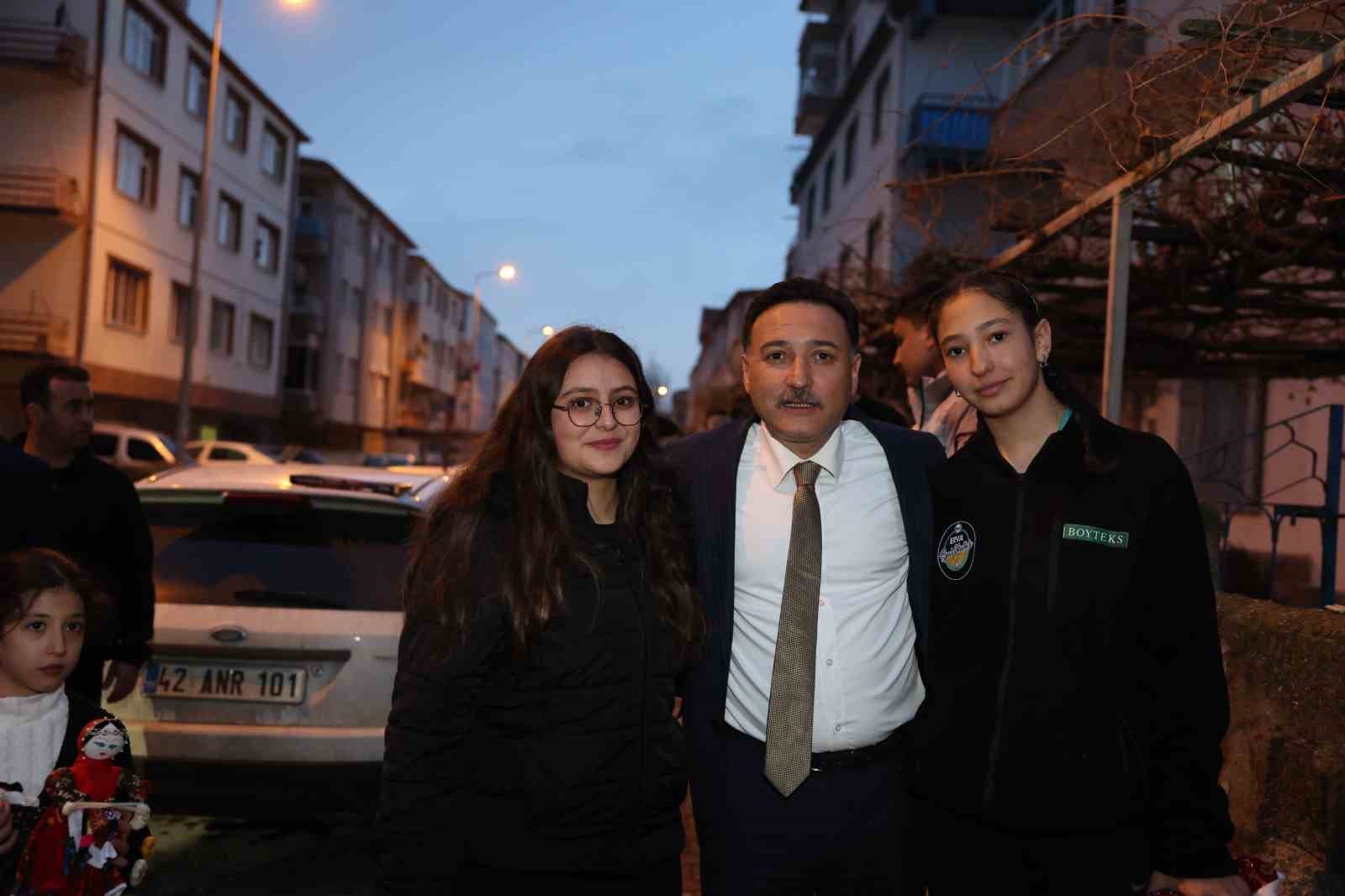 Vali Çiçek vatandaşın çay davetini kırmadı
