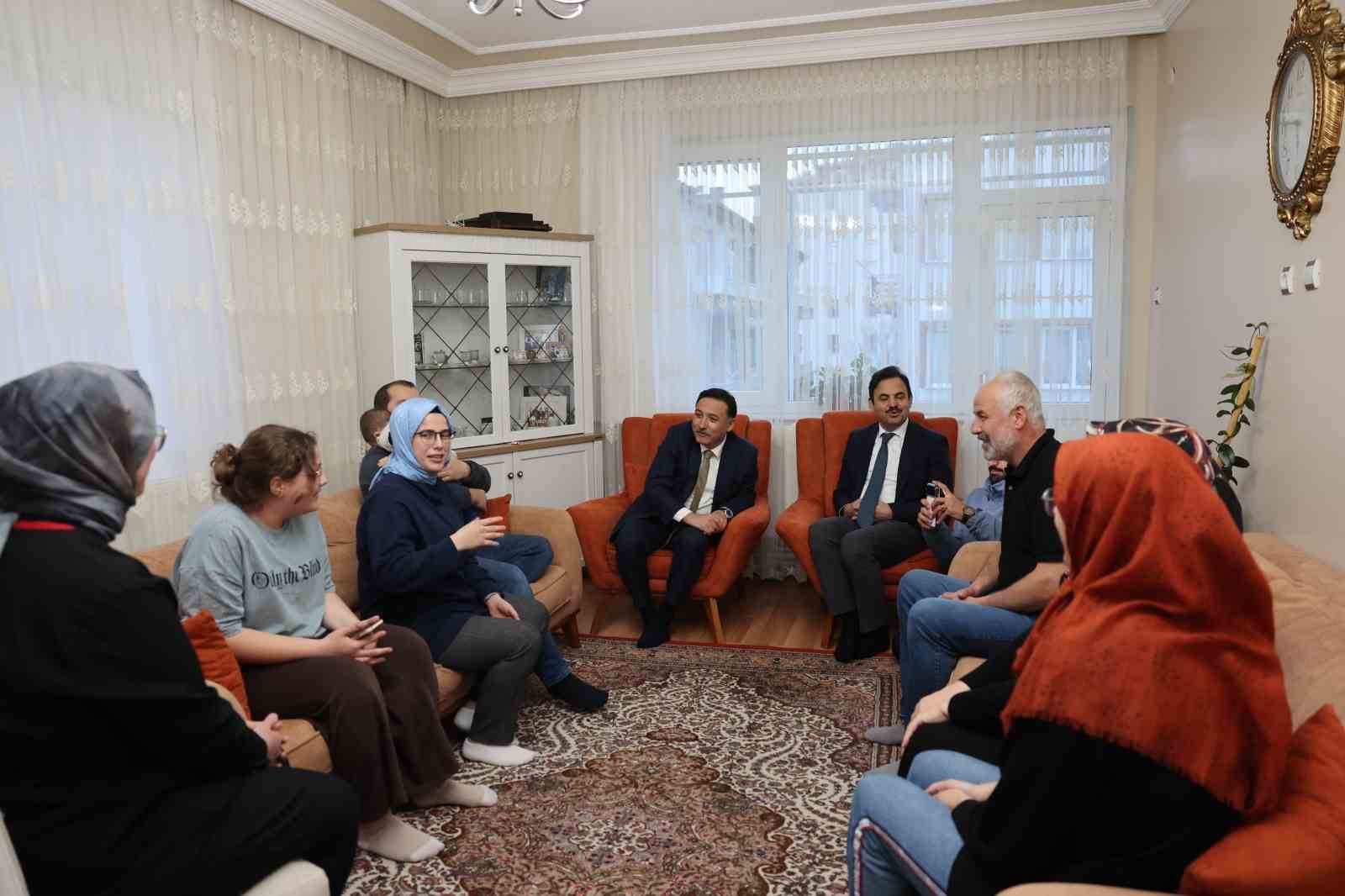 Vali Çiçek vatandaşın çay davetini kırmadı
