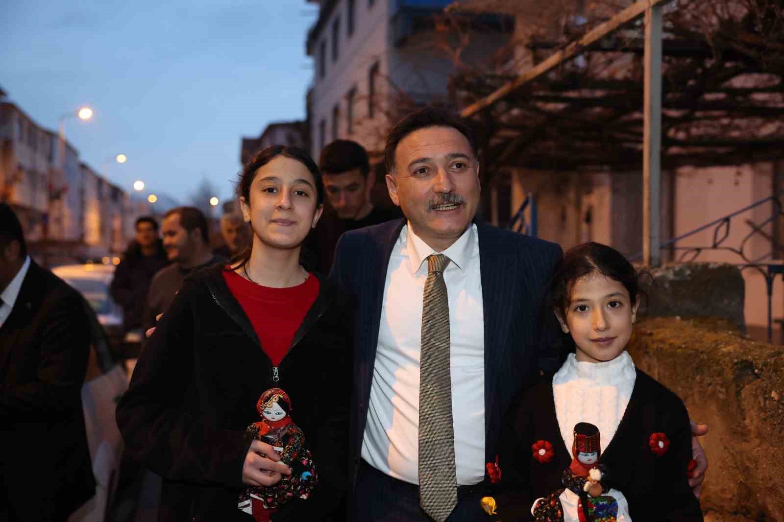 Vali Çiçek vatandaşın çay davetini kırmadı
