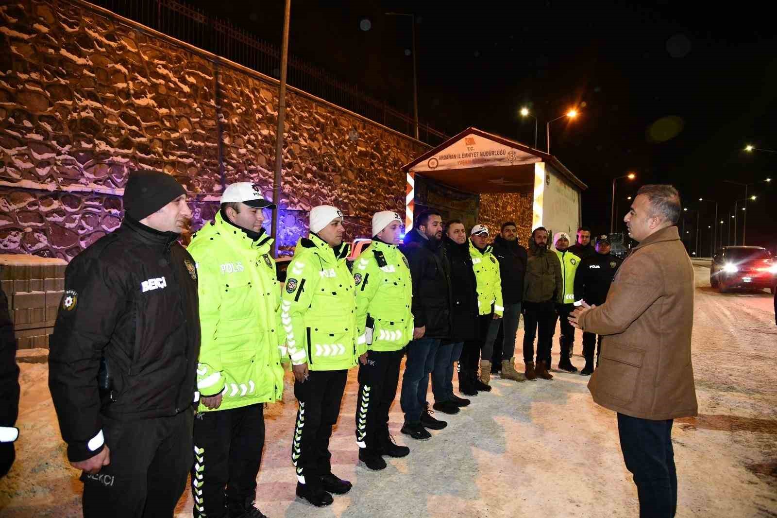 Vali Çiçek, yılbaşında görevli jandarma, polis ve sağlıkçıları ziyaret etti
