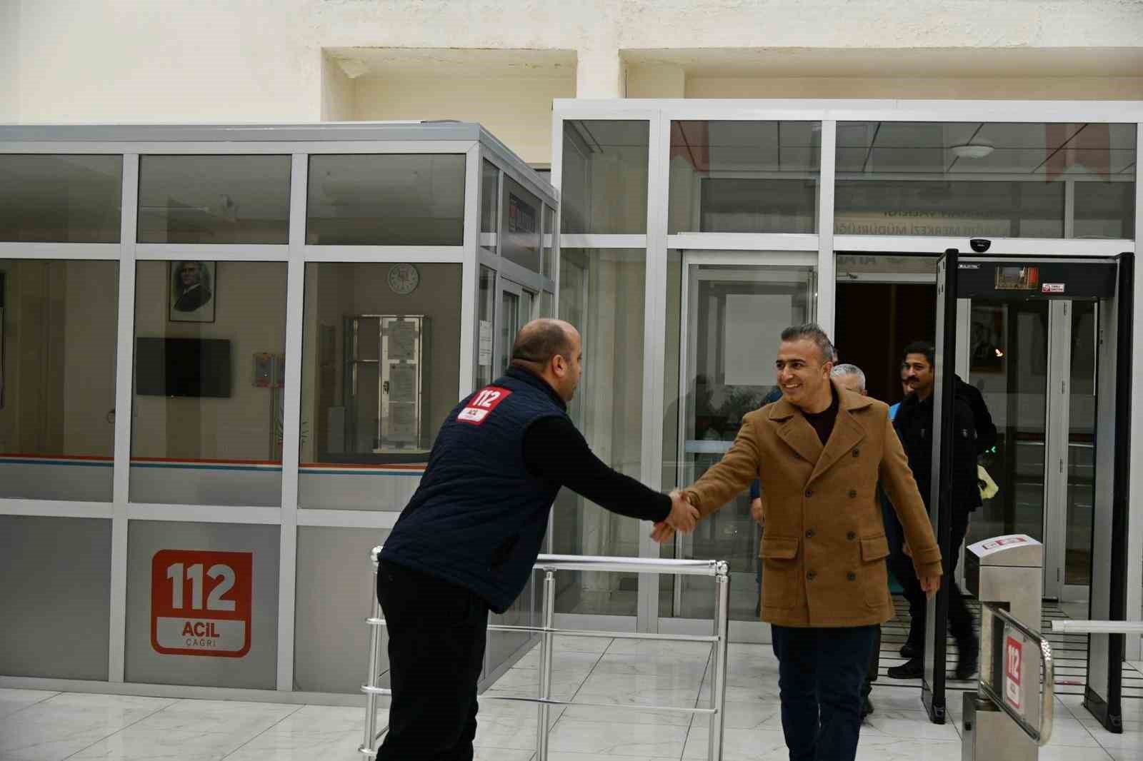 Vali Çiçek, yılbaşında görevli jandarma, polis ve sağlıkçıları ziyaret etti
