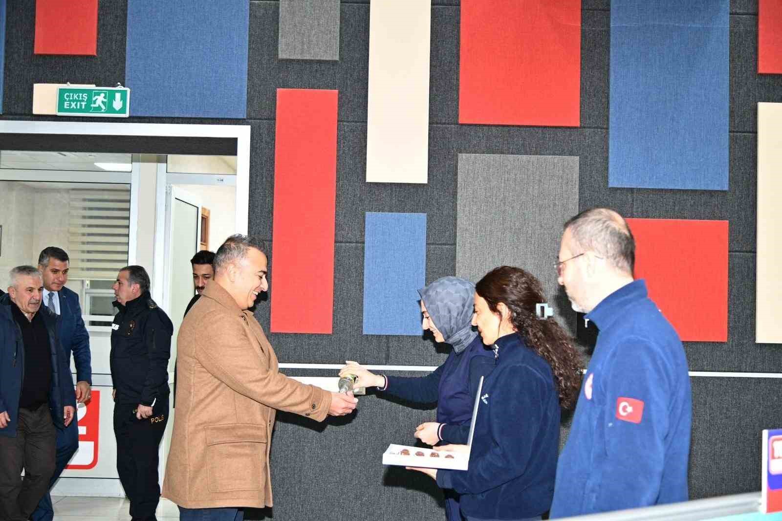 Vali Çiçek, yılbaşında görevli jandarma, polis ve sağlıkçıları ziyaret etti
