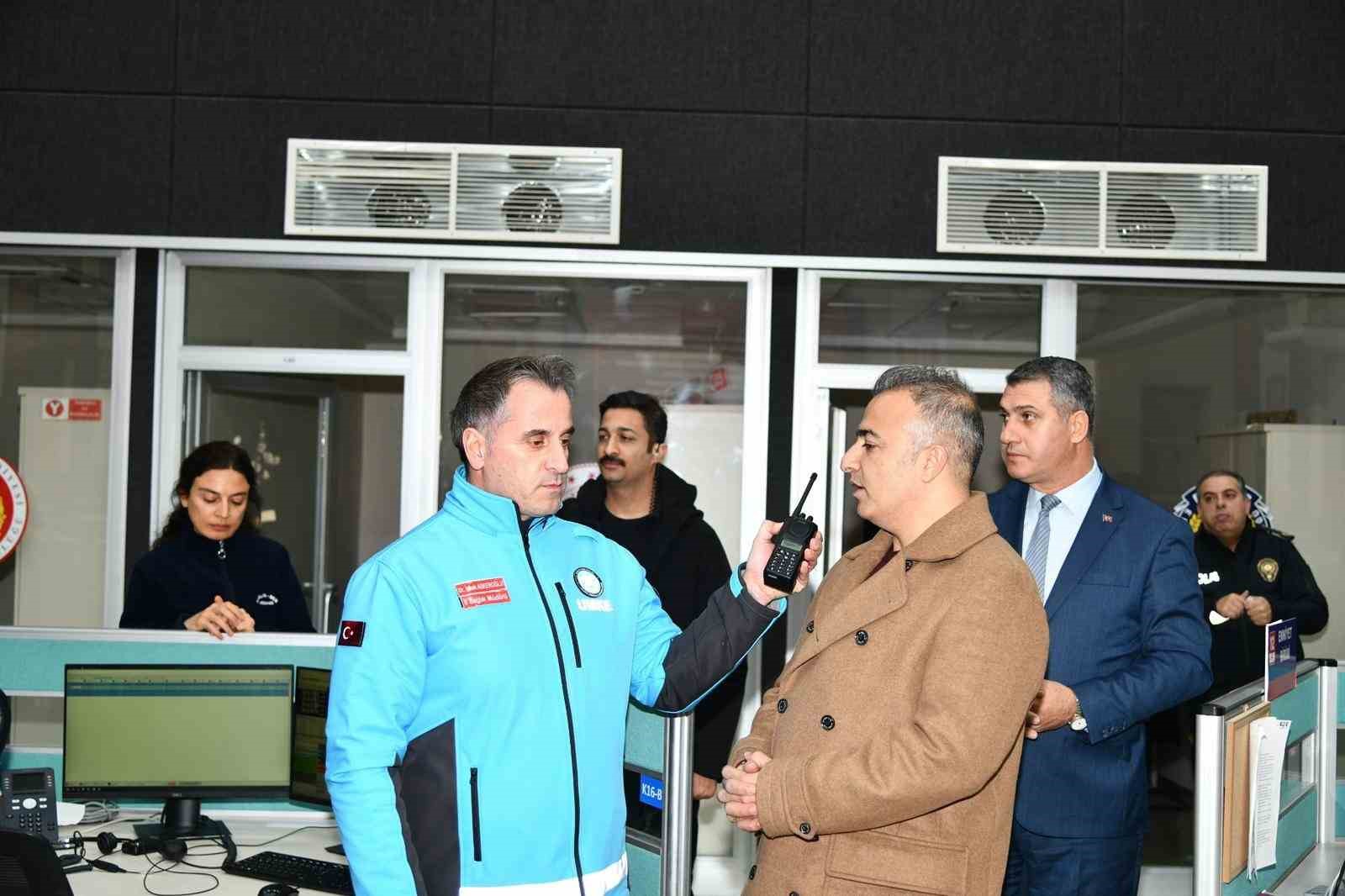 Vali Çiçek, yılbaşında görevli jandarma, polis ve sağlıkçıları ziyaret etti
