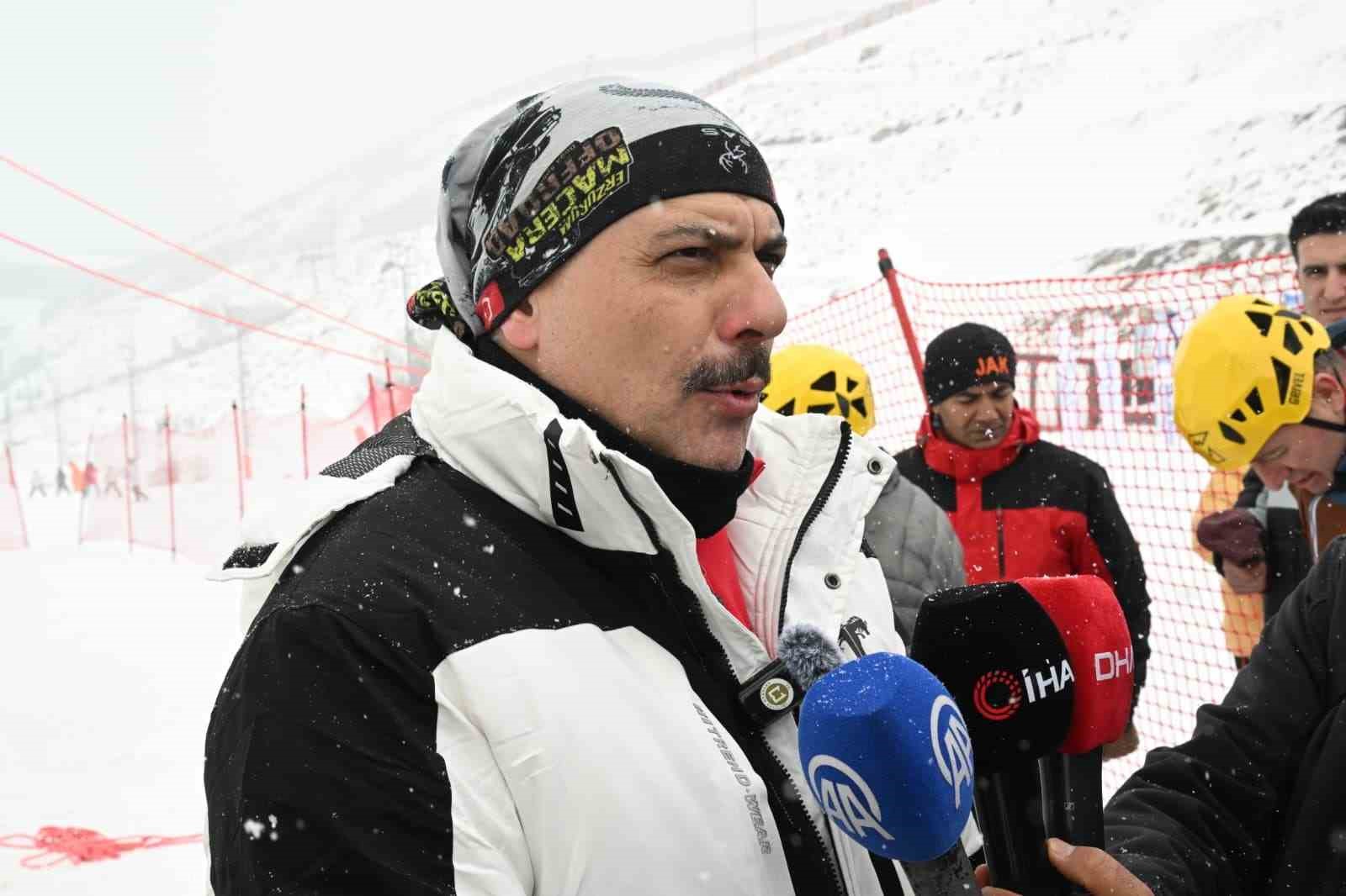 Vali Çiftçi, yapay buz duvarına tırmandı
