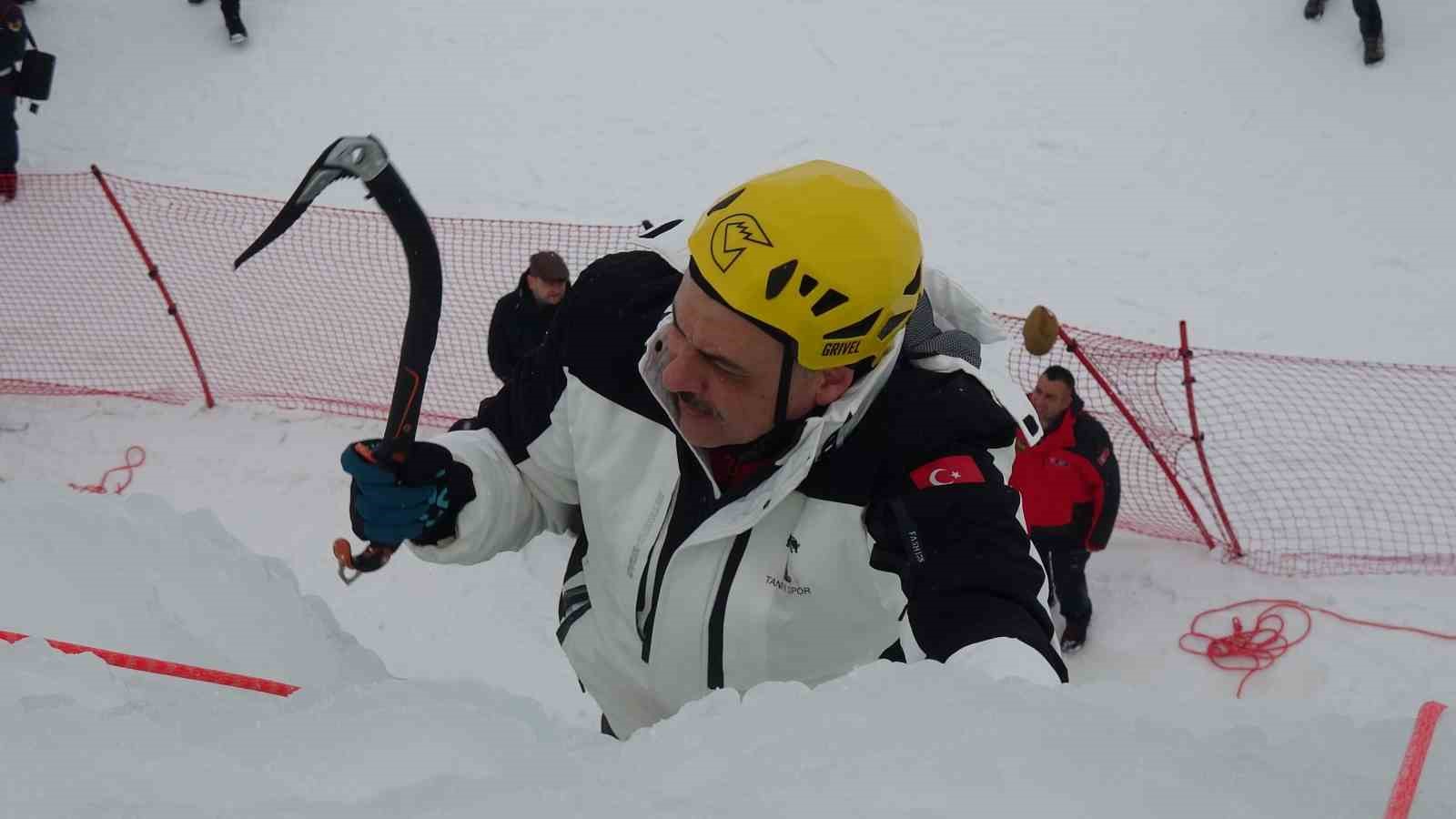 Vali Çiftçi, yapay buz duvarına tırmandı
