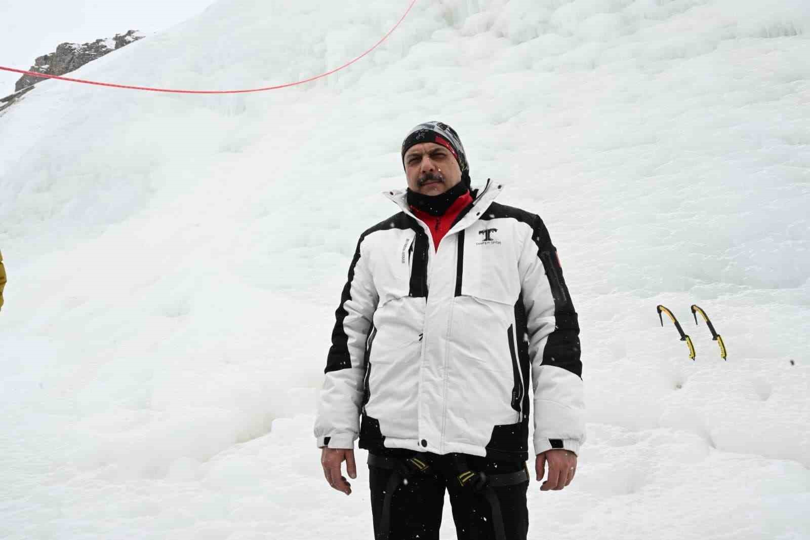 Vali Çiftçi, yapay buz duvarına tırmandı
