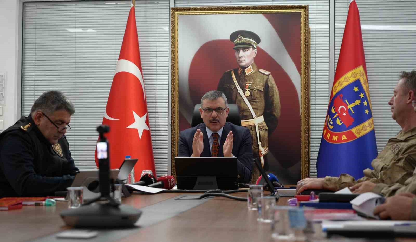 Vali Çiftçi’den vatandaşlara dolandırıcı uyarısı
Vali Çiftçi’den vatandaşlara dolandırıcı uyarısı