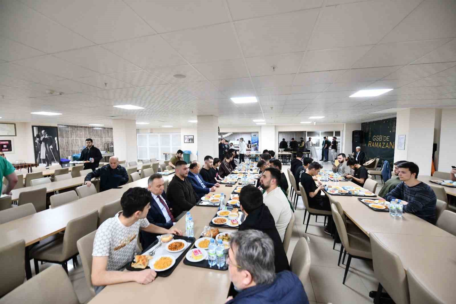 Vali Dallı, üniversite öğrencileriyle iftar sofrasında buluştu
