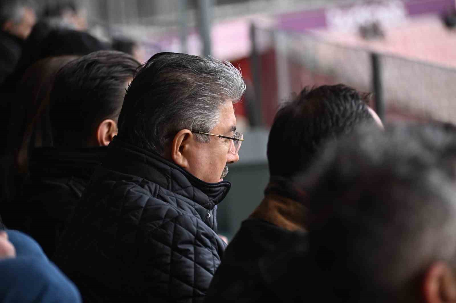 Vali Dr. Erdinç Yılmaz Eskişehirspor’un galibiyet coşkusuna ortak oldu
