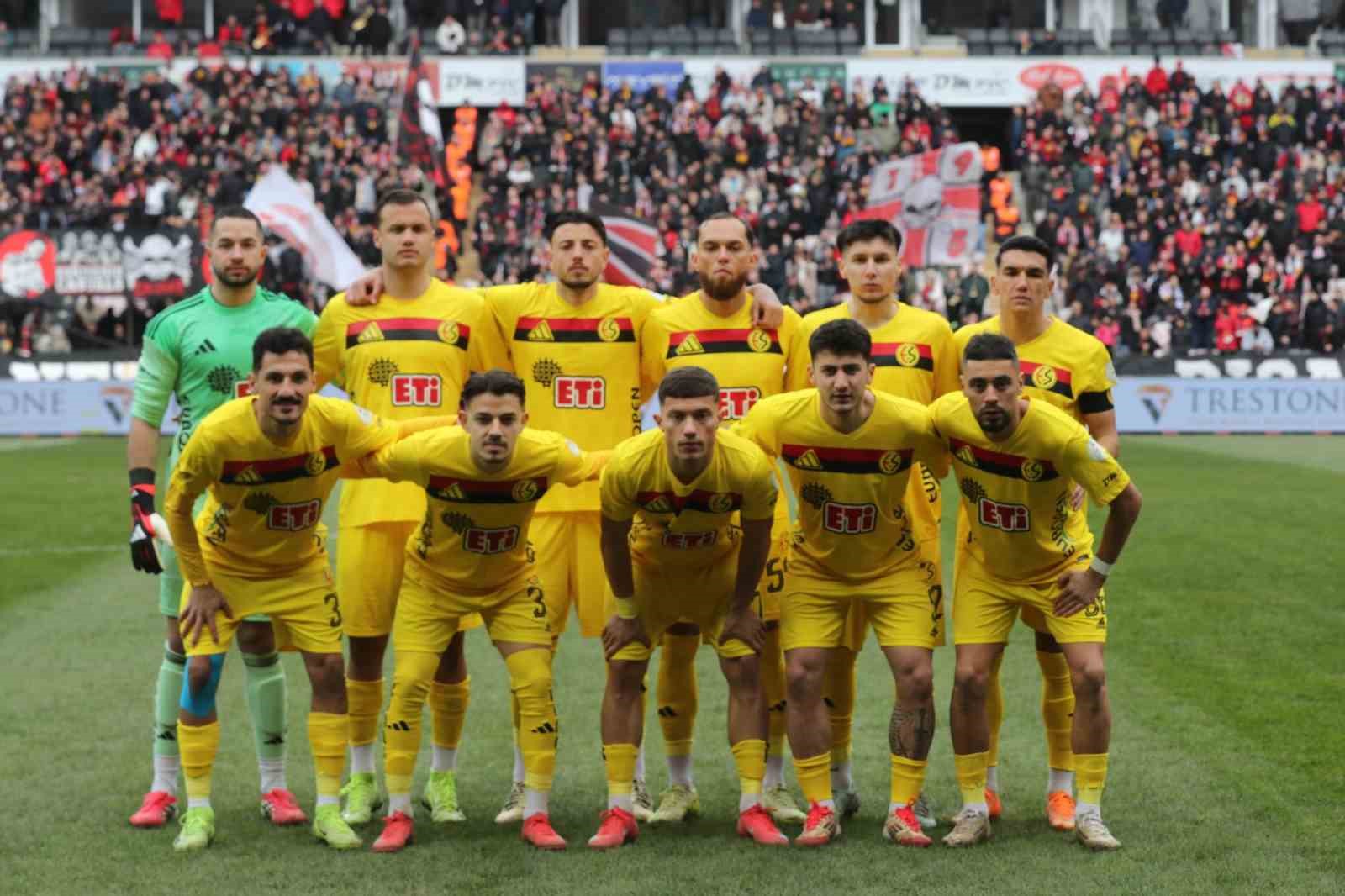 Vali Dr. Erdinç Yılmaz Eskişehirspor’un galibiyet coşkusuna ortak oldu
