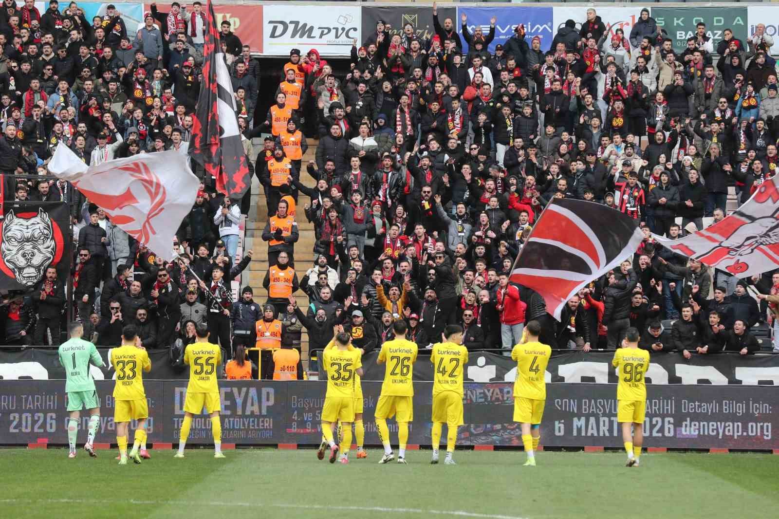 Vali Dr. Erdinç Yılmaz Eskişehirspor’un galibiyet coşkusuna ortak oldu
