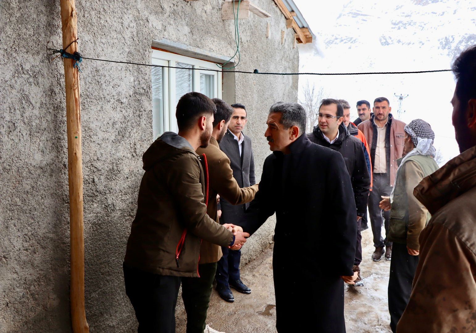 Vali Ekici çığ düşen köyde incelemelerde bulundu
