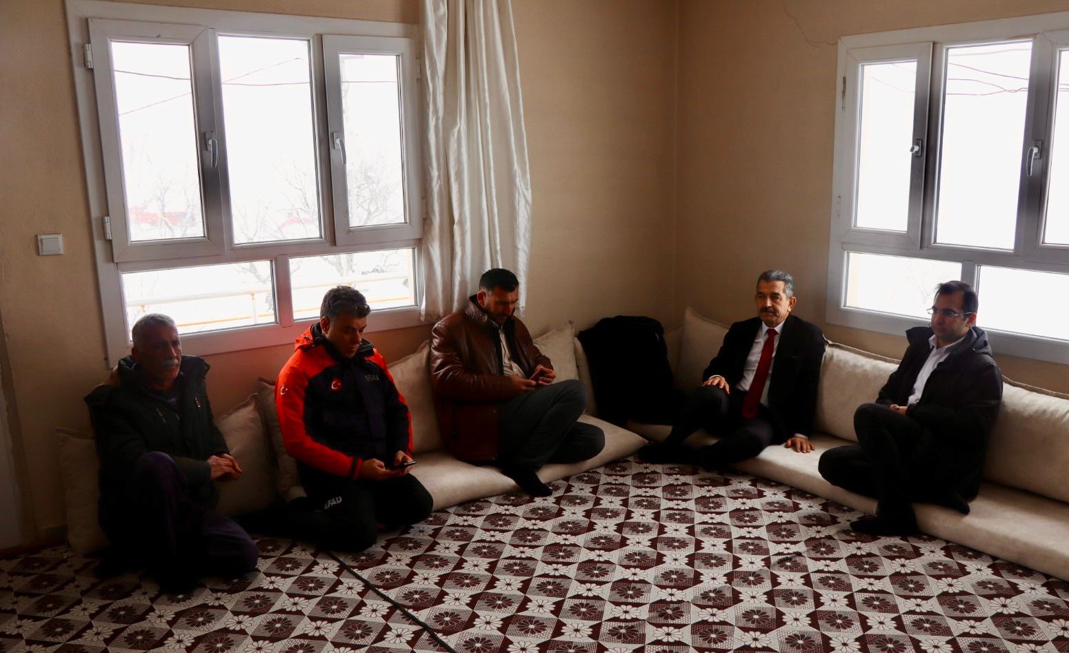 Vali Ekici çığ düşen köyde incelemelerde bulundu
