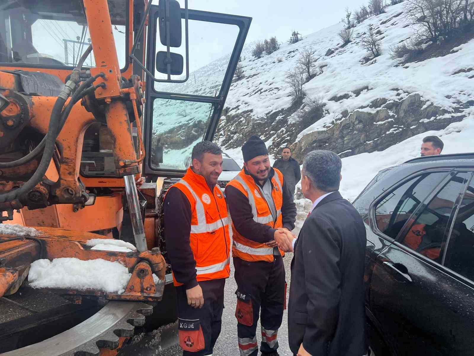 Vali Ekici karla mücadele çalışmalarını denetledi
