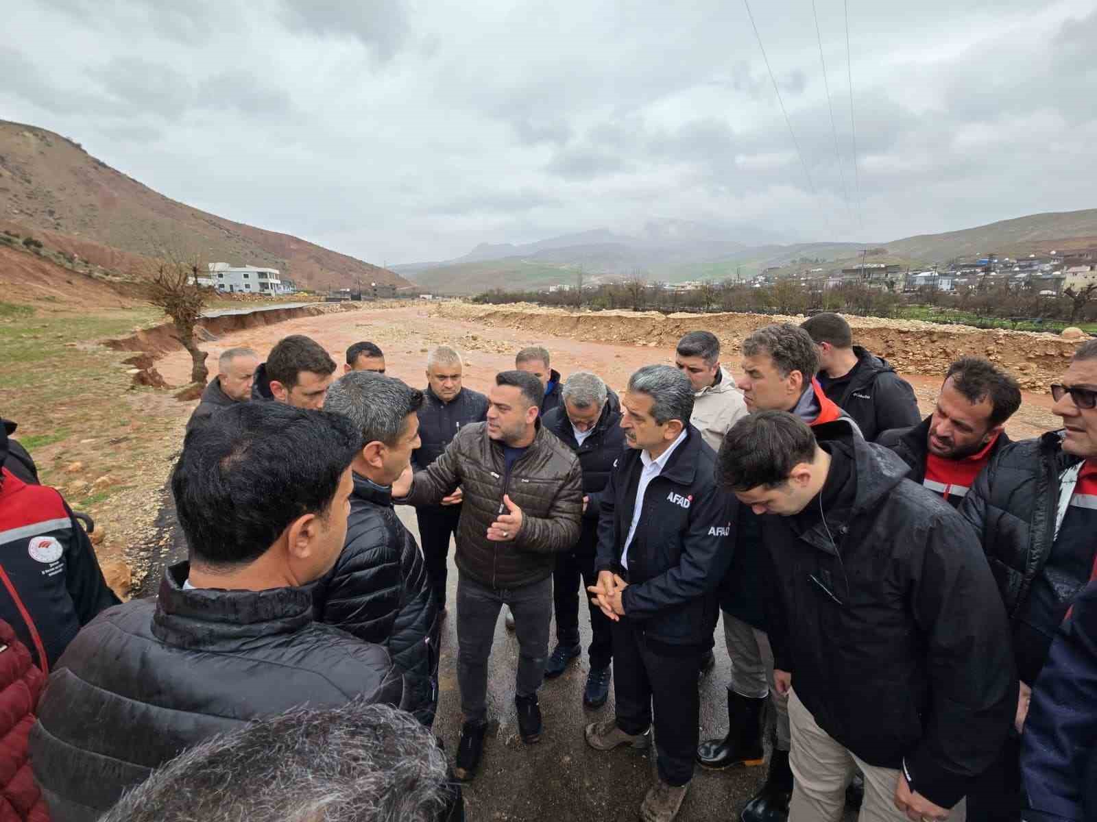 Vali Ekici Kasrik’te: "Devlet tüm imkanlarıyla sahada"
