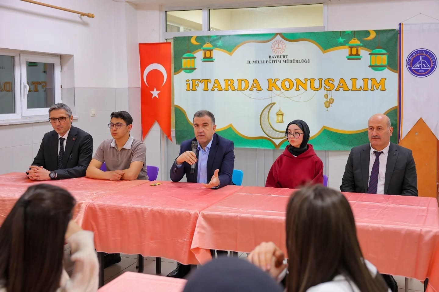 Vali Eldivan, Bayburt Fen Lisesi öğrencileriyle iftarda buluştu
