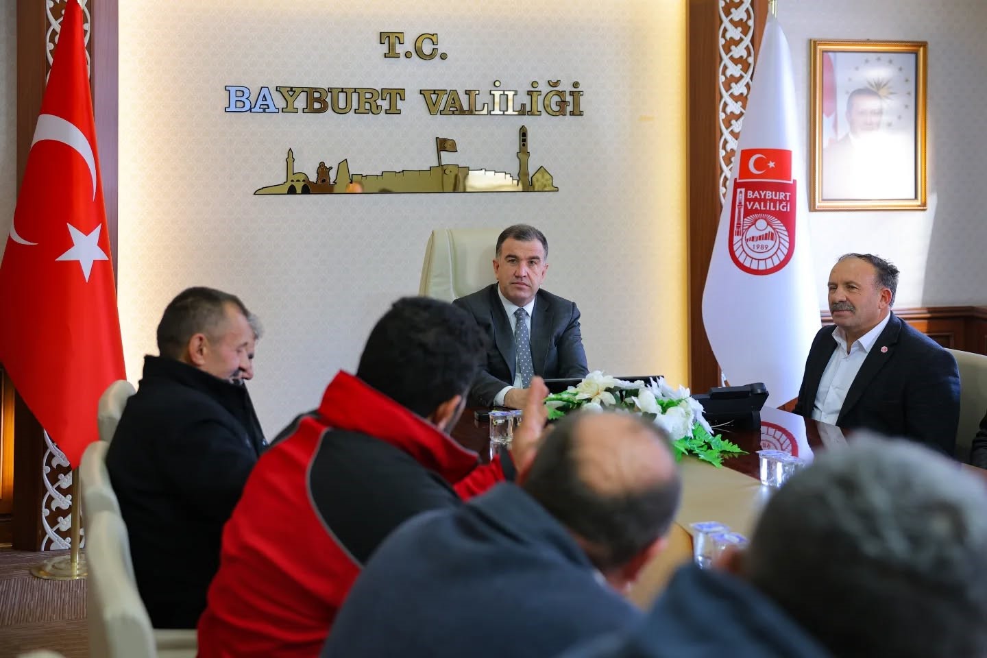 Vali Eldivan muhtarlarla bir araya geldi
