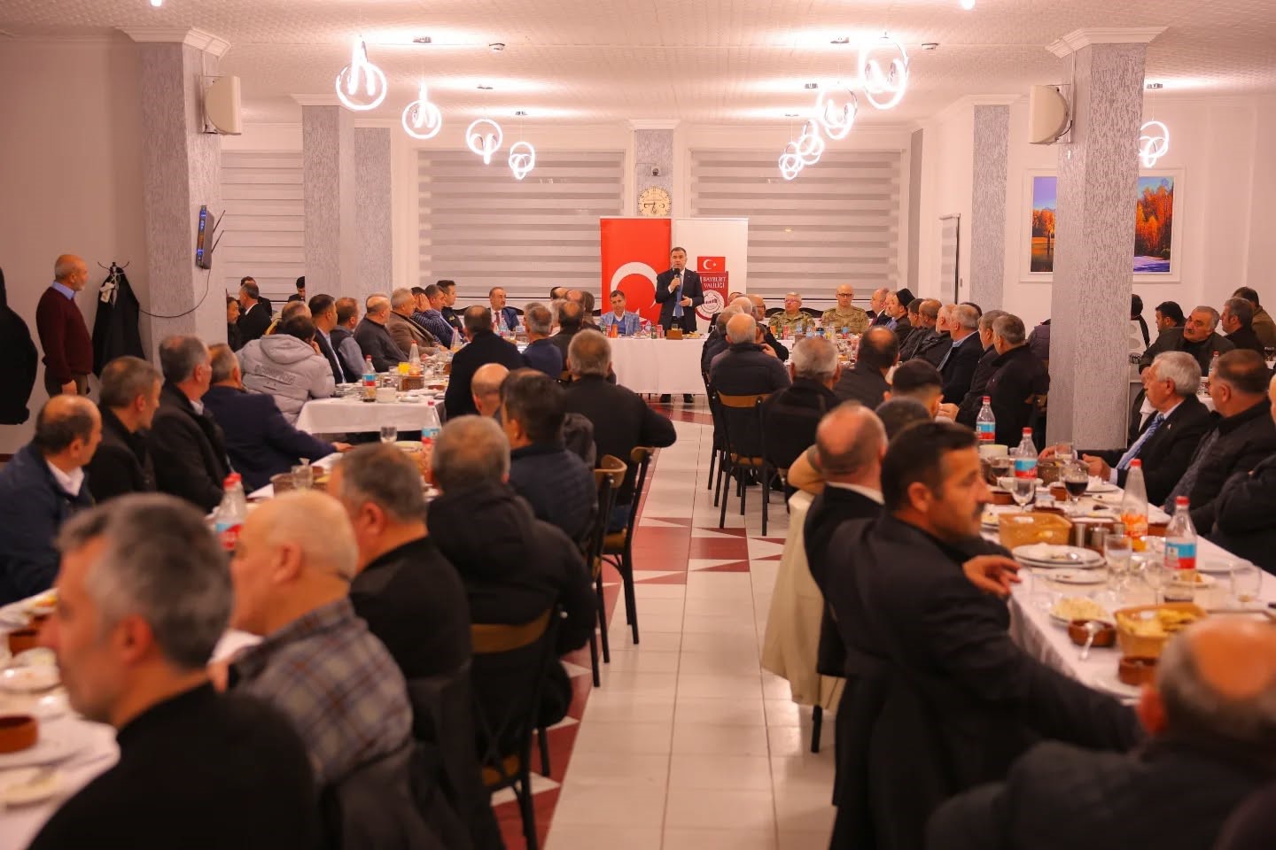 Vali Eldivan: "Valiler, milletvekilleri, muhtarlar gelip geçici; hizmet kalıcı"
Vali Eldivan: "Valiler, milletvekilleri, muhtarlar gelip geçici; hizmet kalıcı"