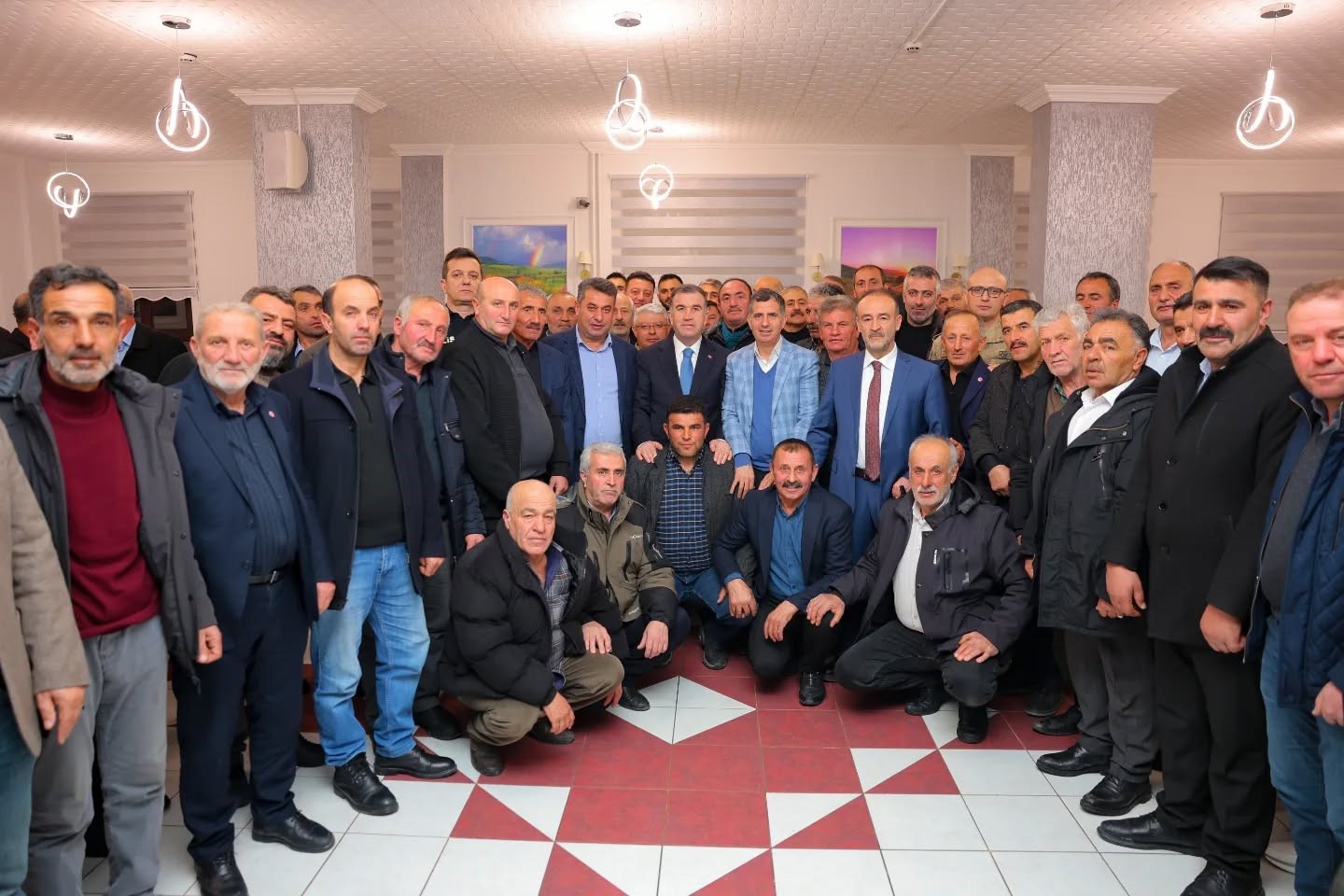 Vali Eldivan: "Valiler, milletvekilleri, muhtarlar gelip geçici; hizmet kalıcı"
Vali Eldivan: "Valiler, milletvekilleri, muhtarlar gelip geçici; hizmet kalıcı"