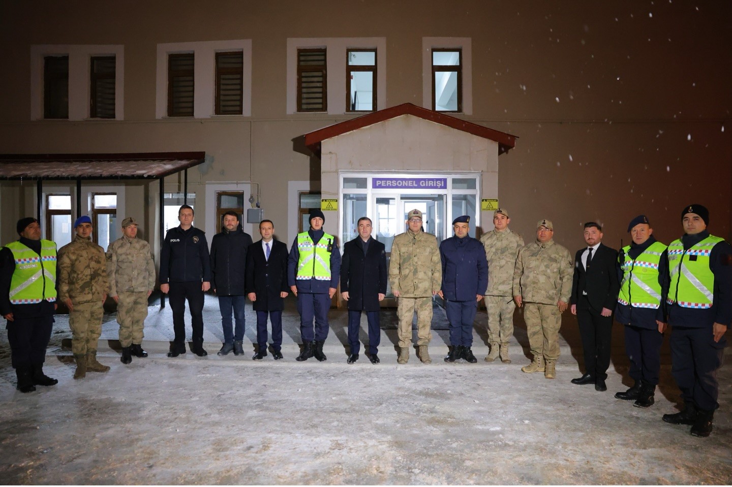 Vali Eldivan’dan emniyet güçlerine moral ziyareti
