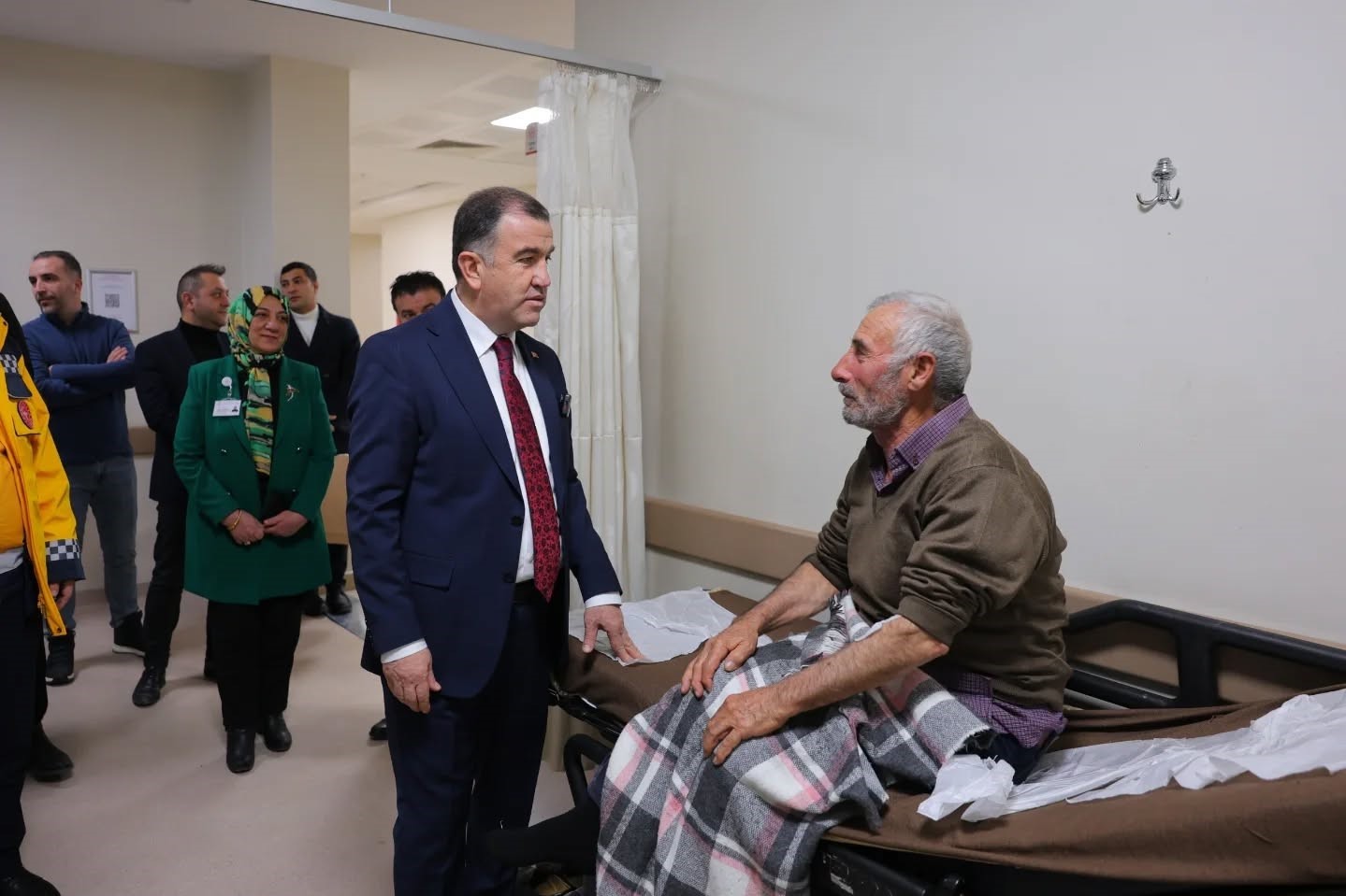 Vali Eldivan’dan sağlık çalışanlarına yeni yıl ziyareti
