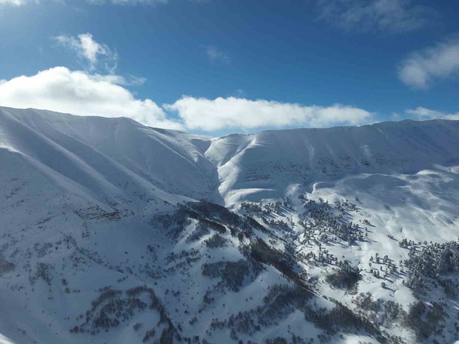 Vali Ergün: "Arama kurtarma çalışmaları durmadı, çığ riski sebebiyle ara verildi"
Vali Ergün: "Arama kurtarma çalışmaları durmadı, çığ riski sebebiyle ara verildi"