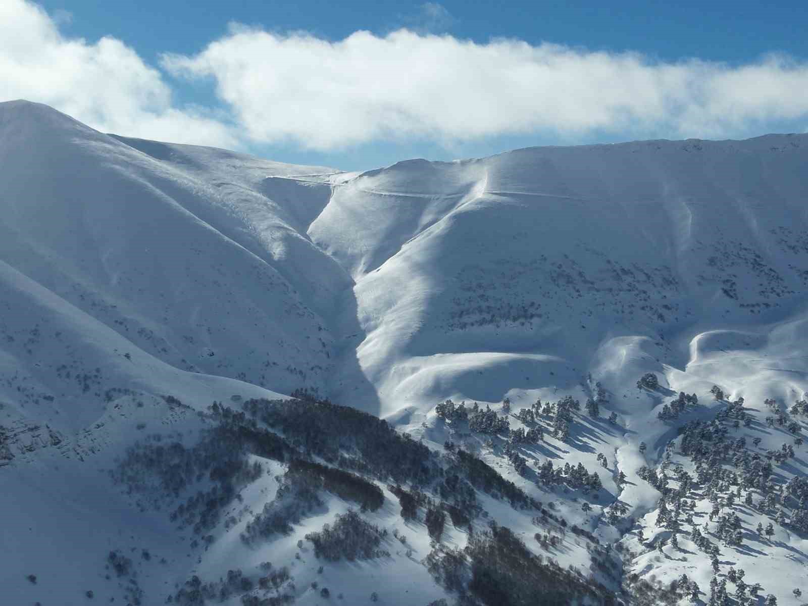 Vali Ergün: "Arama kurtarma çalışmaları durmadı, çığ riski sebebiyle ara verildi"
Vali Ergün: "Arama kurtarma çalışmaları durmadı, çığ riski sebebiyle ara verildi"