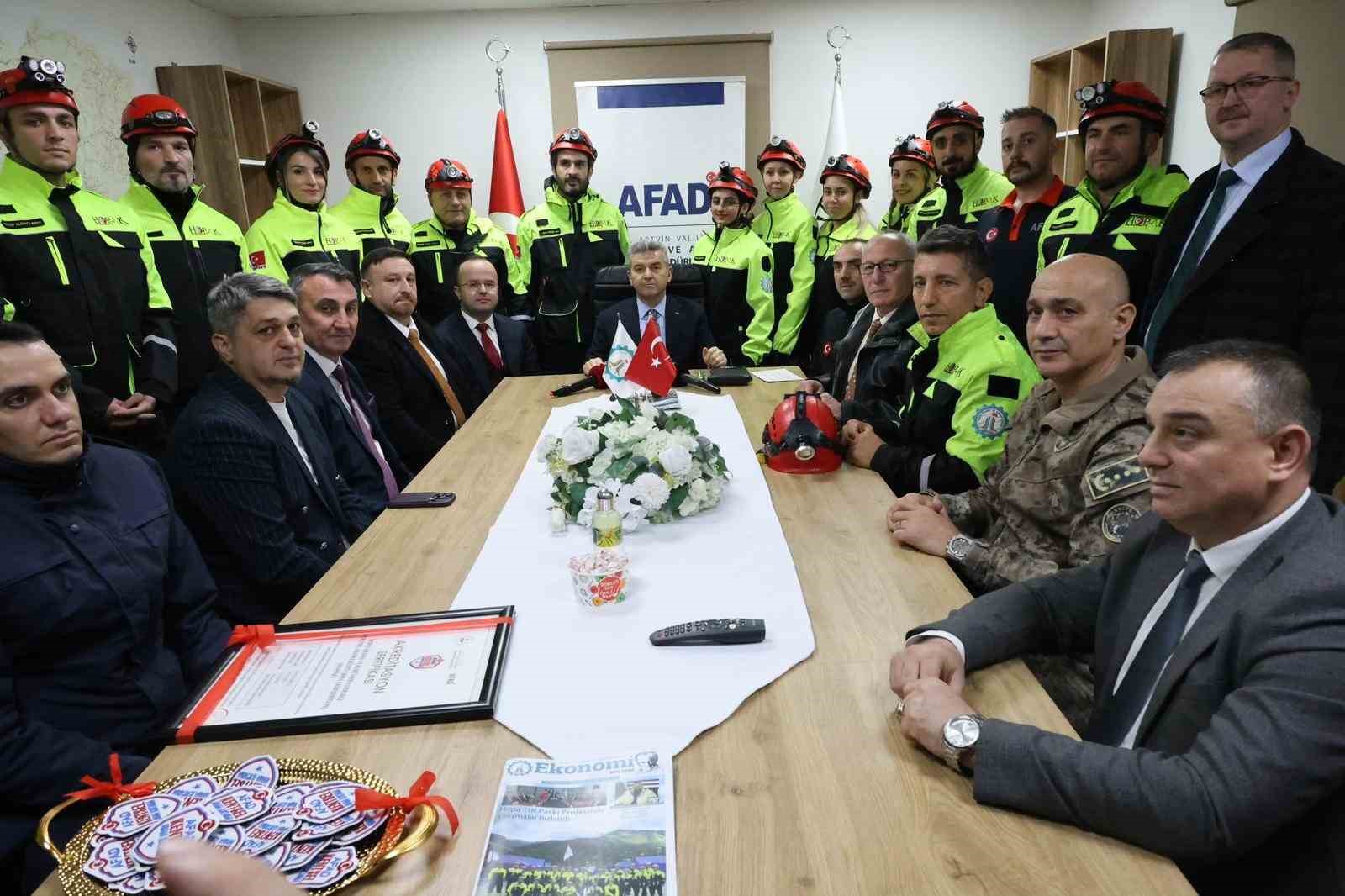 Vali Ergün: "Arama kurtarma çalışmaları durmadı, çığ riski sebebiyle ara verildi"
Vali Ergün: "Arama kurtarma çalışmaları durmadı, çığ riski sebebiyle ara verildi"